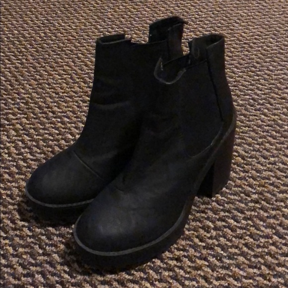 divided chelsea boots